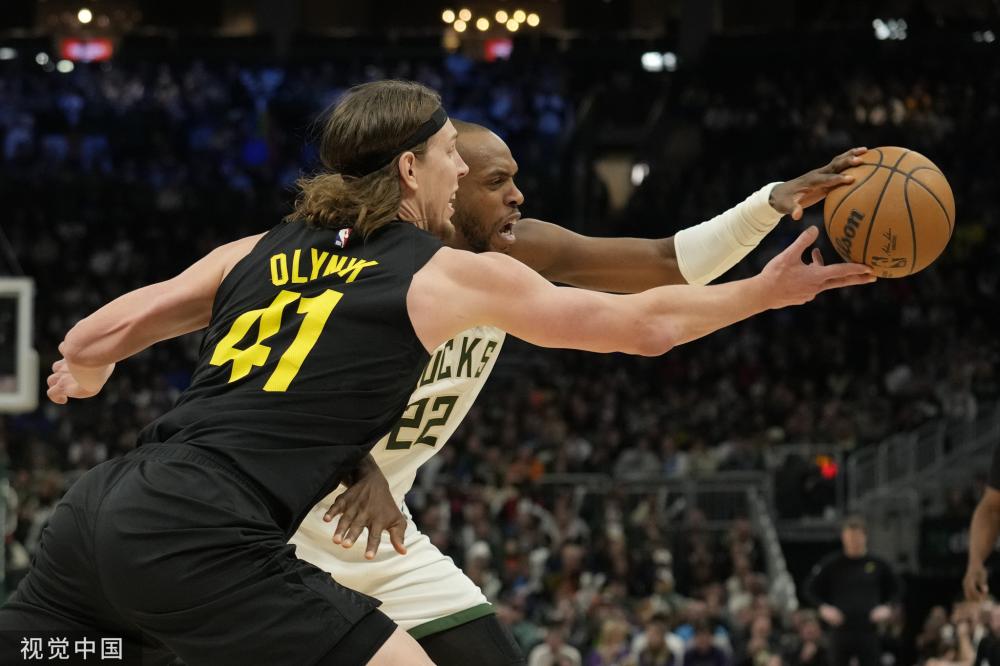 他站在球場 他站在球場